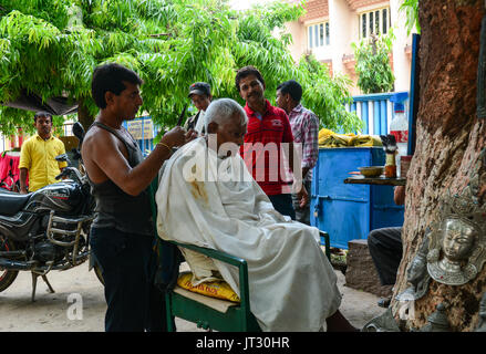 Bodh Gaya, India - Lug 9, 2015. Barbiere di strada presso il centro cittadino in Bodhgaya,, India. Bodhgaya, (Bodh Gaya) è il sito del Buddha illuminismo e la hol Foto Stock