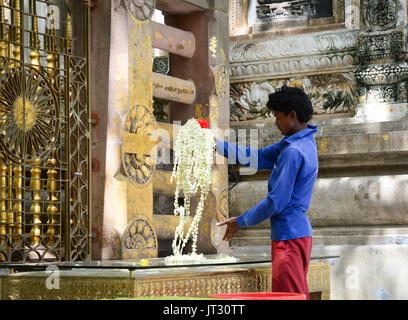 Bodh Gaya, India - Lug 9, 2015. Un uomo che lavora al complesso del tempio di Mahabodhi a Bodhgaya,, India. Il Mahabodhi Vihar, un sito Patrimonio Mondiale dell'UNESCO, è un Foto Stock