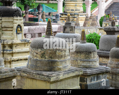 Piccolo stupa al complesso del tempio di Mahabodhi a Bodhgaya,, India. Mahabodhi è uno dei quattro luoghi sacri legati alla vita del Signore Buddha. Foto Stock