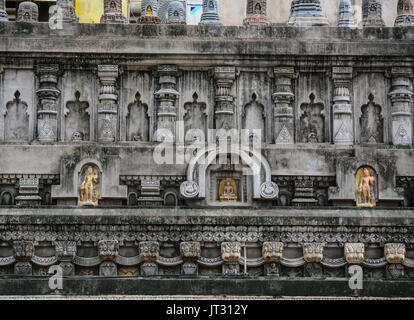 Statue di Buddha al complesso del tempio di Mahabodhi a Bodhgaya,, India. Mahabodhi è uno dei quattro luoghi sacri legati alla vita del Signore Buddha. Foto Stock