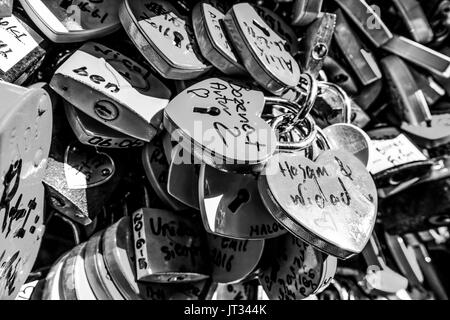 Amore si blocca a Juliets casa in Verona - Casa di Giulietta - VERONA, Italia - 30 giugno 2016 Foto Stock