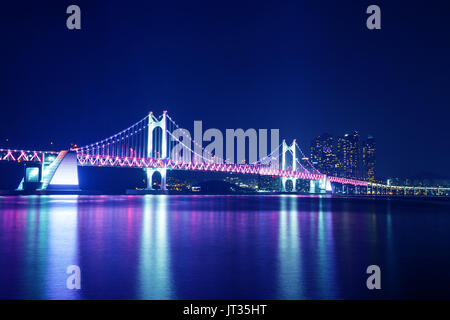 Gwangan Bridge di notte a Busan, in Corea del Sud. Foto Stock