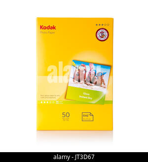 SWINDON, Regno Unito - 7 agosto 2017: Pack di Kodak 4 X 6 Gloss Instant Dry photo paper su sfondo bianco Foto Stock