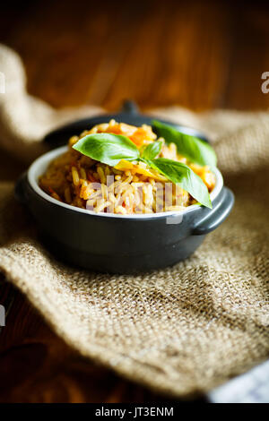 Pilaf con carne di manzo, carote, cipolle, aglio, pepe e cumino. Foto Stock