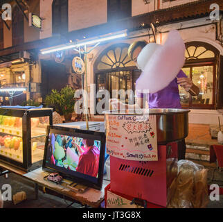 La filatura del cotone candy su Jonker Street, Malacca, Malaysia Foto Stock