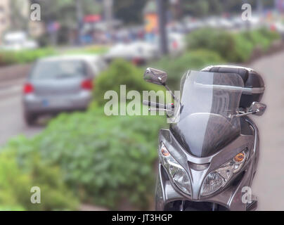 A Belgrado, in Serbia - 25 Maggio 2017: Hipster urban scooter parcheggiato sulla strada cittadina Foto Stock