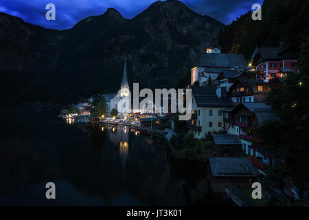 New Scenic 5 posti da cartolina vista del celebre storico Hallstatt villaggio di montagna con Hallstattersee nelle Alpi austriache a mystic twilight durante la sera. Foto Stock