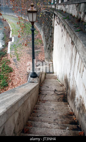 Scena urbana con la vecchia scala di pietra e via lampada vicino al fiume Foto Stock