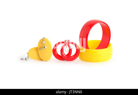 In plastica colorata e schiave Orecchini su sfondo bianco. Isolato con tracciato di ritaglio Foto Stock