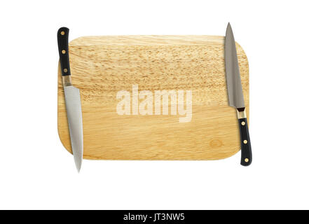 Due coltelli da cucina sul tagliere di legno isolato su sfondo bianco con tracciato di ritaglio Foto Stock