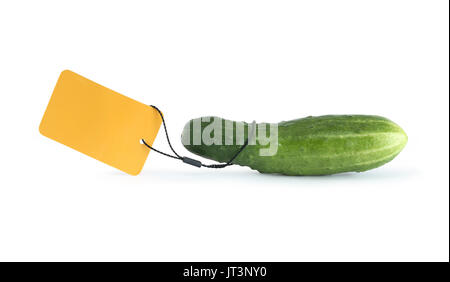 La freschezza del cetriolo verde con giallo vuota etichetta di carta su sfondo bianco. Isolato con tracciato di ritaglio Foto Stock