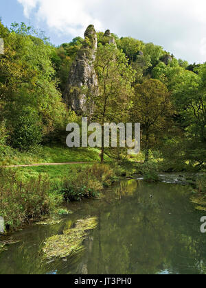 Pickering Tor and River dove, Dovedale, Peak District, Inghilterra, Regno Unito Foto Stock