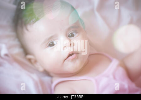 Ritratto di un quattro mesi baby femmina con bokeh di fondo Foto Stock