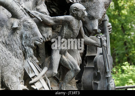 Dettagli di Ivan Andreyevich Krylov monumento nel giardino estivo, San Pietroburgo, Russia Foto Stock