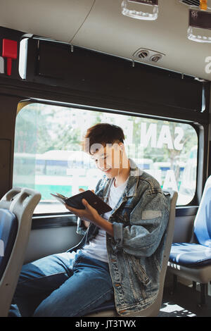 Il trasporto di persone in bus. Giornalismo scrittore immaginazione romanziere concetto del messaggio Foto Stock