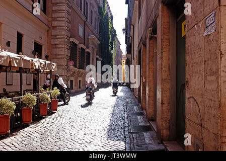 Roma Italia Europa - Scooter lungo una stradina nel quartiere Centro storico Foto Stock