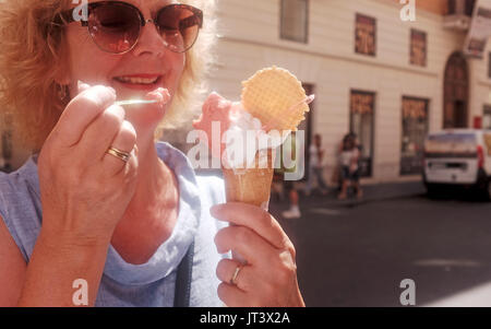 Roma Italia Luglio 2017 - turista femminile mangiare uno del famoso gelato Italiano gelati fotografia scattata da Simon Dack Foto Stock