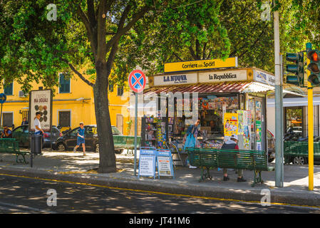 Sassari Sardegna street, una rivista chiosco in un viale alberato in sezione del Corso Vittorio Emanuele a Sassari, Sardegna. Foto Stock
