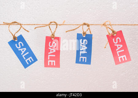 Vendita colorati tags appeso sulla corda, offrire vendita tags Foto Stock