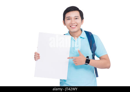 Allegro studente azienda materiali educativi e puntando a fogli di carta bianca. Foto Stock