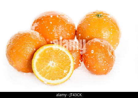 Vista ravvicinata di freschi arance mature con gocce d'acqua isolato su bianco, frutta fresca caduta in acqua splash Foto Stock