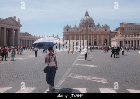 Roma Italia luglio 2017 - una delle tante Guide vaticane salta la fila in Piazza San Pietro nella città del Vaticano Foto Stock