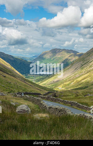 Guardando verso il basso la Kirkstone Pass in luogo cadde, Lake District Foto Stock