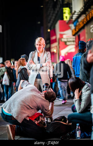 NEW YORK, Stati Uniti d'America - 14 ottobre 2016. Photoshoot nel mezzo di Times Square di una donna e di edifici in background, 'anhattan, New York. Foto Stock