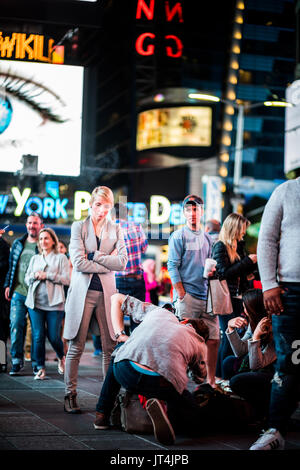 NEW YORK, Stati Uniti d'America - 14 ottobre 2016. Photoshoot nel mezzo di Times Square di una donna e di edifici in background, 'anhattan, New York. Foto Stock