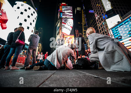 NEW YORK, Stati Uniti d'America - 14 ottobre 2016. Photoshoot nel mezzo di Times Square di una donna e di edifici in background, 'anhattan, New York. Foto Stock