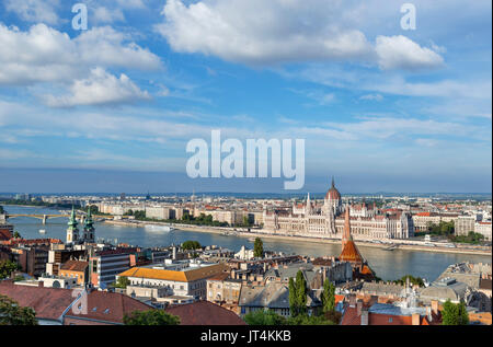 Parlamento ungherese edificio in tardo pomeriggio da Castle Hill, Budapest, Ungheria Foto Stock