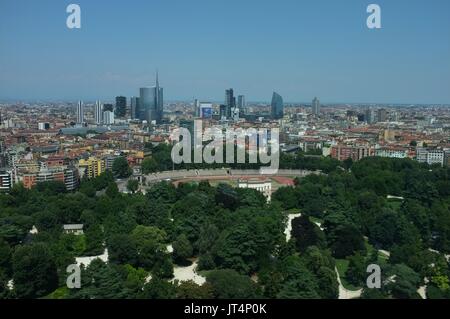 Vista dalla Torre Branca (Torre Branca) verso il quartiere commerciale, il Parco Sempione, Milano, Lombardia, Italia, Luglio 2017 Foto Stock