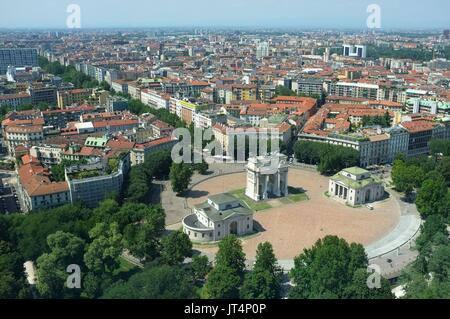 Vista dalla Torre Branca (Torre Branca) dell'Arco della Pace, Parco Sempione, Milano, Lombardia, Italia, Luglio 2017 Foto Stock