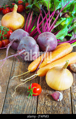 Ingredienti per la pasta su una tavola di legno, pomodorini e pasta Foto Stock