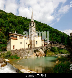 Sant Antonio chiesa e ponte di pietra sul fiume Lys, girato in una luminosa giornata estiva a Fontainemore, valle del Lys, Aosta, Italia Foto Stock