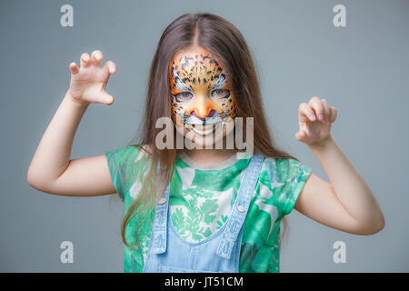 Divertente Bambina Di Due Anni In Asciugamano Bianco Con Maschera Bianca  Per Viso E Cetrioli Sugli Occhi Sdraiata Su Uno Sfondo Bianco Isolato  Trattamenti Per La Cura Della Pelle Spa Maschera Facciale Alla Frutta -  Fotografie stock e altre immagini