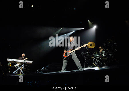 (L-r) Mike Shinoda,dave farrell,rob bourdon linkin park esecuzione di Staples Center di Los Angeles,ca. Foto Stock