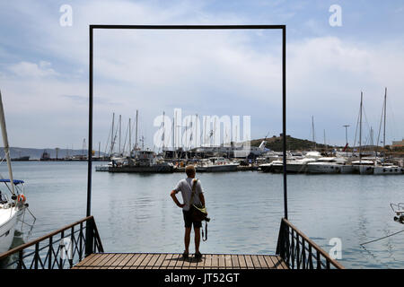 Lavrio Port Attica Grecia turista che guarda al porto Foto Stock