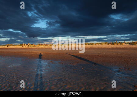 Nairn Beach, tramonto, ombre lunghe Foto Stock