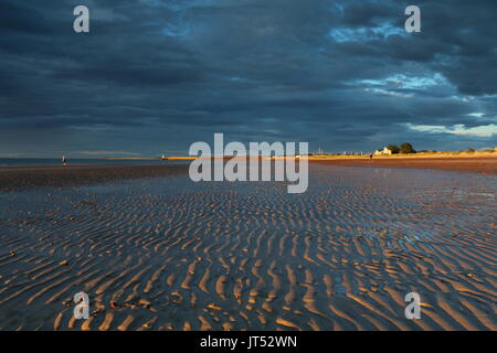 Nairn Beach al tramonto, marea out Foto Stock