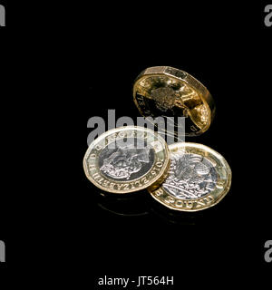 Tre nuovi una libbra di monete su uno sfondo nero Foto Stock