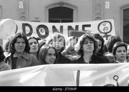 Milano (Italia), 1976, manifestazione per i diritti delle donne e in difesa della legge sull aborto Foto Stock