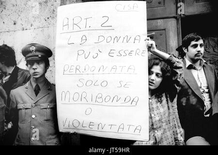 Milano (Italia), 1976, manifestazione per i diritti delle donne e in difesa della legge sull aborto Foto Stock