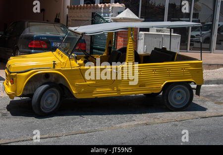 Di colore giallo brillante degli anni ottanta, Citroen Mehari Beach Motor Car sinistro driver nearside vista laterale del giallo jaune atacama colore guida a sinistra LHD portugese Foto Stock