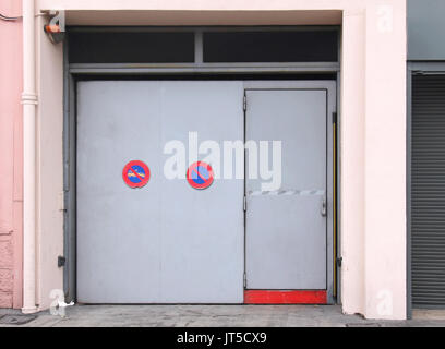 Chiuso esterno porta di garage con nessun segno di parcheggio e di avvertenza Foto Stock