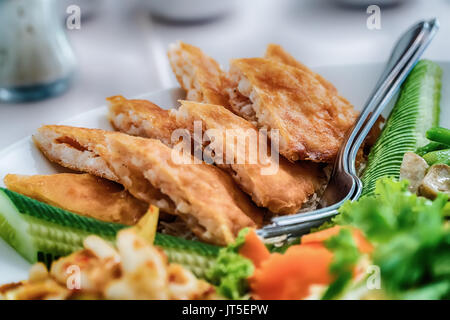 Insalata di papaia, cibo tailandese nel nordest province della Thailandia. Foto Stock