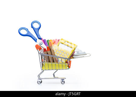 Colorate diverse forniture scolastiche nel carrello isolato su bianco Foto Stock