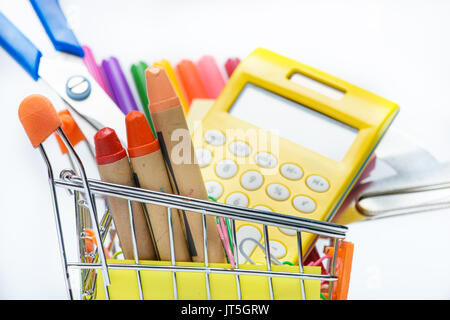 Colorate diverse forniture scolastiche nel carrello isolato su bianco Foto Stock