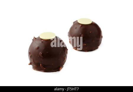 Torte Mousse di colore marrone nella forma di una sfera su isolati backgroundon bianco isolato sfondo bianco Foto Stock