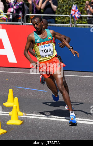 Tamirat Tola dell'Etiopia che corre ai Campionati del mondo IAAF 2017 Marathon Race a Londra, Regno Unito Foto Stock